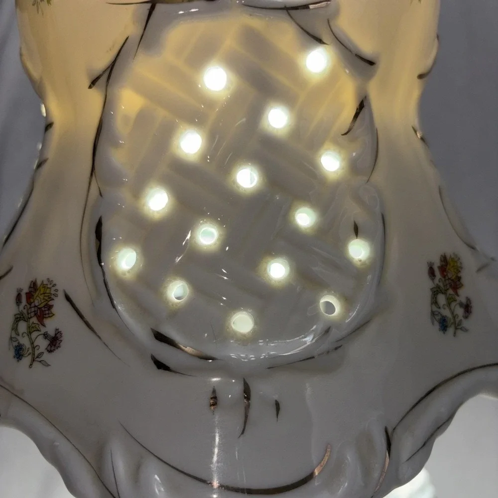 Vintage 70s Porcelain Courting Couple Lamp Lace Style Pierced Shade Works‎ EUC
